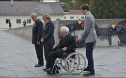 برلن: جرمن چانسلر انجیلا مرکل کا دکا کیمپ کی یادگار کا دورہ