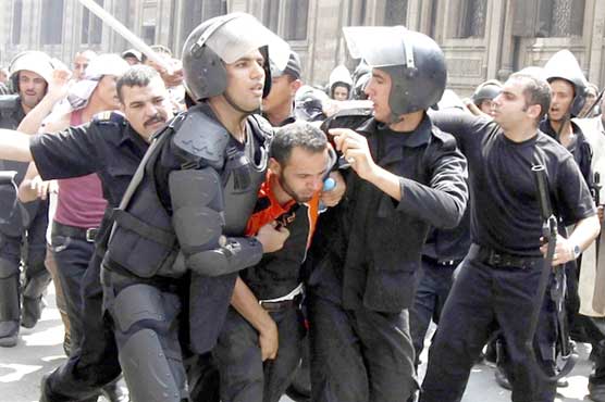مصر میں جھڑپیں جاری، درجنوں افراد زخمی