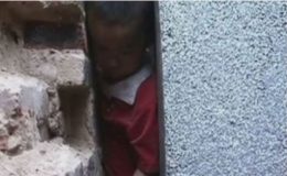 چین: دوعمارتوں کے بیچ پھنسے بچے کو بحفاظت نکال لیا گیا