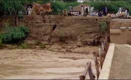 پشاور : سیلابی ریلے میں تین بچے بہہ گئے، 2 کی لاشیں مل گئیں