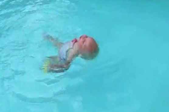 برطانیہ میں 16 ماہ کی تیراک بچی، مہارت دیکھ کر لوگ حیران