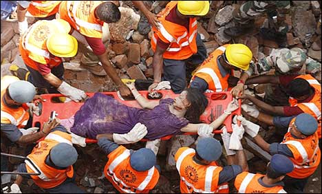 بھارت : گجرات میں رہائشی عمارت گرنے سے 11 افراد ہلاک