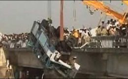 بھارت : مسافر بس دریا میں گرنے سے 24 افراد لاپتہ