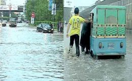 کراچی، طوفانی بارش، نشیبی علاقے زیر آب، سی این جی سٹیشن کی چھت گر گئی