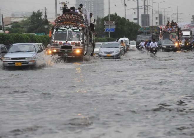 کراچی میں تیز بارش، کرنٹ لگنے کے مختلف واقعات میں 5 افراد جاں بحق