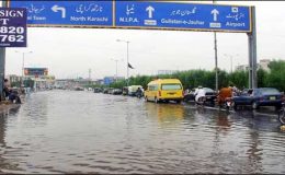 کراچی میں تیز بارش، سی این جی اسٹیشن کی چھت گر گئی