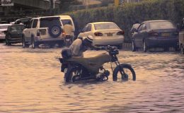 کراچی میں موسلا دھار بارش، شہر دریا بن گیا، 10 افراد جاں بحق