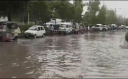کراچی : اسٹار گیٹ کے قریب پانی کی لائن پھٹ گئی