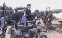 کراچی کے علاقے کورنگی کراسنگ میں پانی کا ٹینکر ندی میں گر گیا