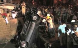 کراچی : نالے میں گرنے والی کار سے دو لاشیں برآمد