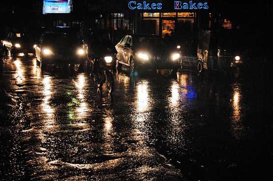 لاہور، موسلادھار بارش سے موسم خوشگوار، نشیبی علاقے ڈوب گئے