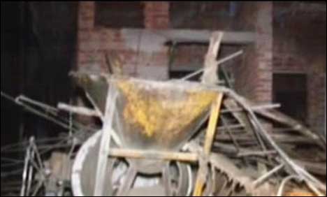 لاہور : مزنگ اڈا میں زیر تعمیر 3 منزلہ عمارت گر گئی، 3 مزدور زخمی