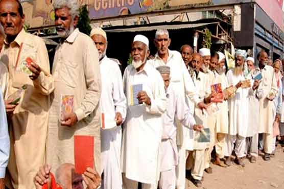 لاہور : پنشن کے حصول کیلئے بزرگ شہریوں کی لمبی قطاریں