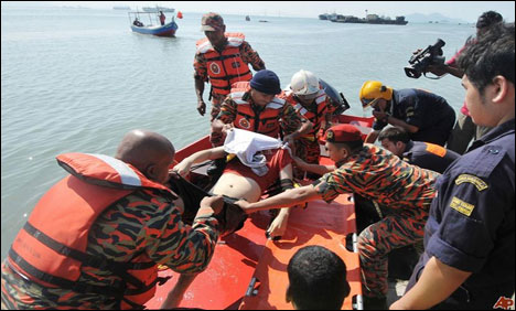 ملائیشیا سے انڈونیشیا جانیوالی کشتی سمندر میں الٹ گئی ،40 افراد لاپتہ
