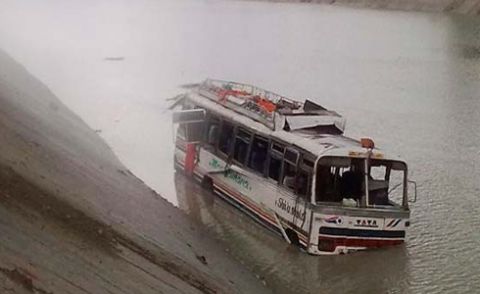 مسافر بس نہر میں جا گری،6 مسافر شدید زخمی