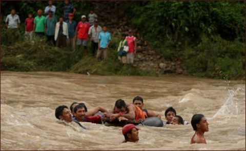بارشوں اور سیلاب نے ایک سو بیس سے زائد افراد کی جان لے لی