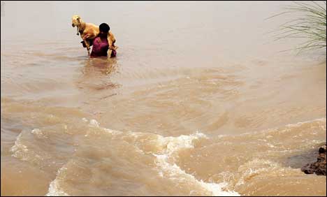 سندھ میں کچے کا وسیع علاقہ زیر آب، لوگ محفوظ مقامات پر منتقل