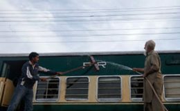 اندرون ملک جانے والی ٹرینیں آٹھ سے دس گھنٹے تاخیر کا شکار