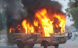 کراچی میں 3 جاں بحق، مشتعل افراد نے گاڑیاں جلا دیں، صورتحال کشیدہ