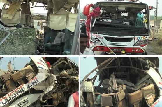 پشاور : ملازمین کی بس میں دھماکہ،خاتون سمیت 18 افراد جاں بحق، 34 زخمی