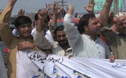 پشاور : پٹرولیم مصنوعات میں اضافہ، ٹرانسپورٹرز بھی سراپا احتجاج