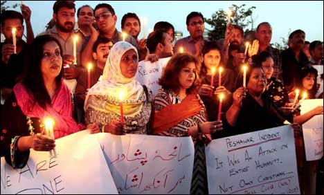 سانحہ پشاور میں ہلاک ہونے والوں کی یاد میں شمعیں روشن
