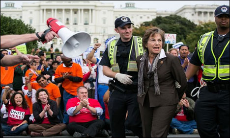 واشنگٹن : ہزاروں افراد کا امیگریشن قوانین میں تبدیلی کیلئے مظاہرہ