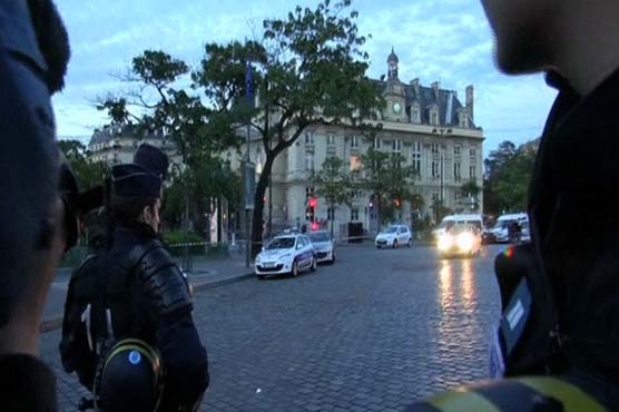 پیرس: مسلح شخص نے کئی افراد کو یرغمال بنانے کے بعد ہتھیار ڈال دیئے