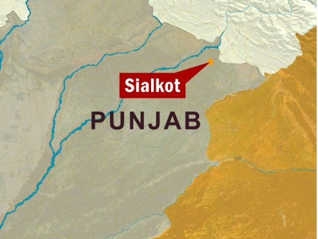 سیالکوٹ : نشئی نے فائرنگ کرکے باپ اور بھائی سمیت 6 افراد کو قتل کر دیا