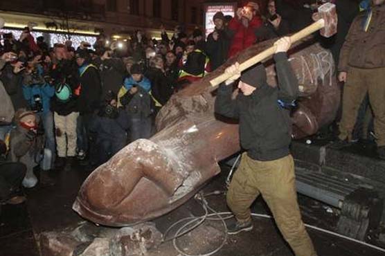 یوکرائن: حکومت مخالف مظاہرے جاری، لینن کا مجسمہ زمین بوس