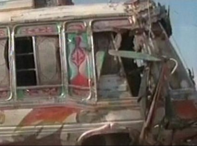 کراچی میں مسافر بس الٹنے سے خواتین سمیت متعدد افراد زخمی