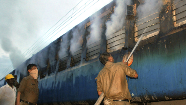 بھارت: ٹرین میں آگ لگنے سے خاتون سمیت 9 مسافر ہلاک