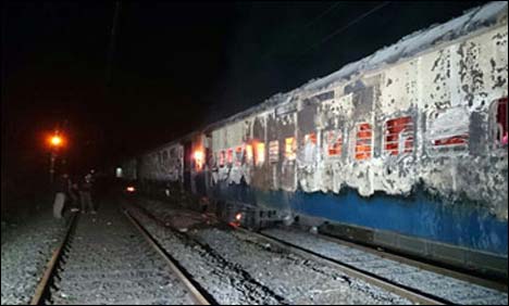 بھارت: ٹرین کی تین بوگیوں میں آگ لگ گئی،5 افراد ہلاک