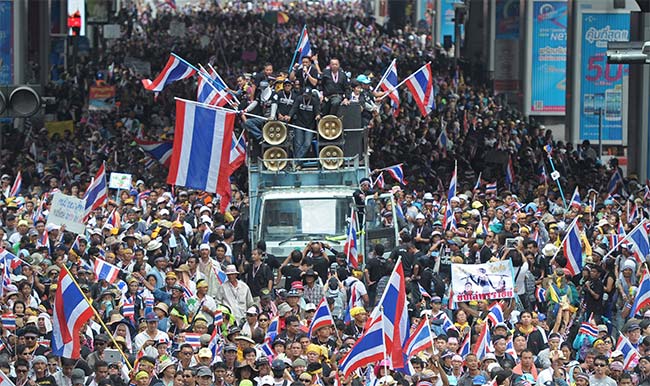 تھائی لینڈ: حکومت مخالف مظاہرے، ہزاروں افراد کا مارچ