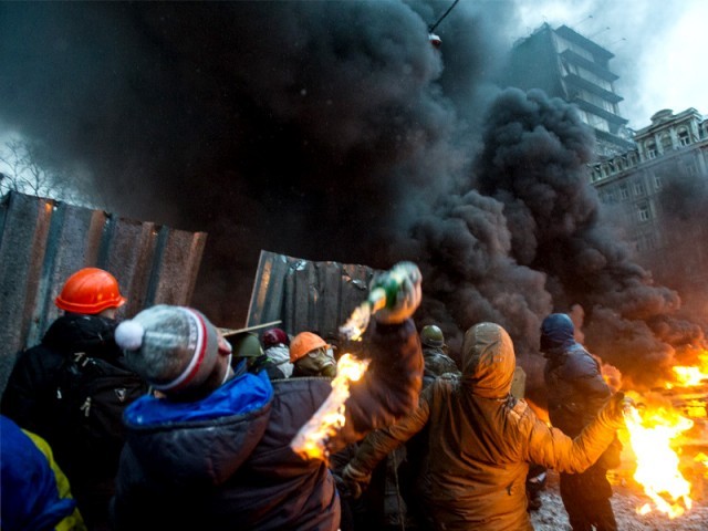 یوکرائن، کیف میدان جنگ بن گیا، جھڑپیں، 5 مظاہرین ہلاک