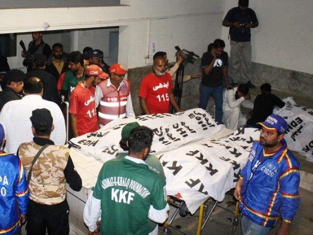 کراچی کے علاقے گلزار ہجری میں فلیٹ سے خاتون سمیت 2 افراد کی لاشیں برآمد