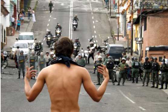 وینزویلا: حکومت مخالف مظاہروں کا سلسلہ جاری، سیکڑوں طلبہ سڑکوں پر آ گئے