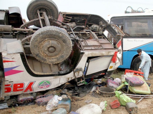 حب: کوئٹہ کراچی شاہراہ پر 2 کوچوں اور ٹینکر میں تصادم، 21 افراد جاں بحق