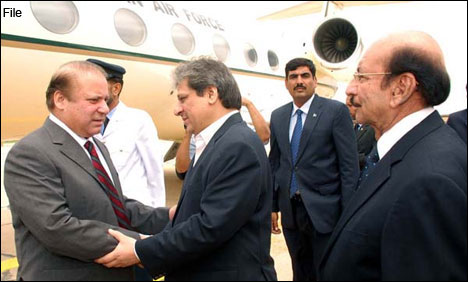 وزیر اعظم ایک روزہ دورے پر کراچی پہنچ گئے