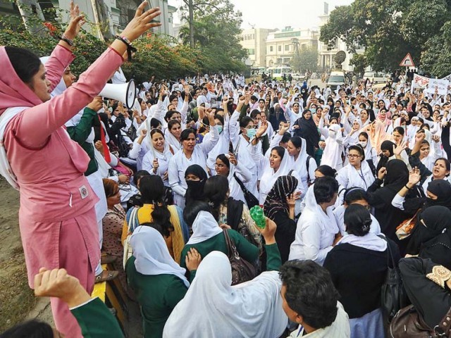 لاہور:نرسوں کا دھرنا جاری، پنجاب حکومت سے مذاکرات ناکام