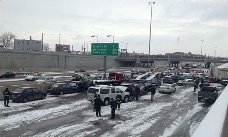 امریکا میں برفباری کے بعد کئی گاڑیاں آپس میں ٹکرا گئیں، ایک ہلاک