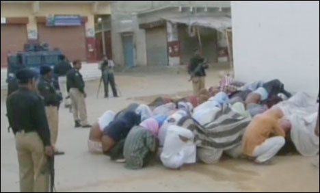 کراچی: گلستان جوہر میں پولیس کا سرچ آپریشن، 99 مشکوک افراد زیر حراست
