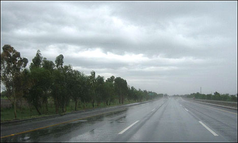 ملک کے بیشتر علاقوں میں بارش سے موسم سہانا ہو گیا