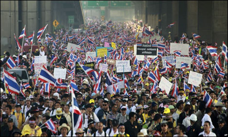 تھائی لینڈ : حکومت مخالف مظاہرین اور پولیس میں جھڑپیں، 5 افراد زخمی