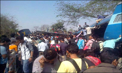 ممبئی: ٹرین پٹری سے اترنے کے نتیجے میں 19 افراد ہلاک، 100 زخمی