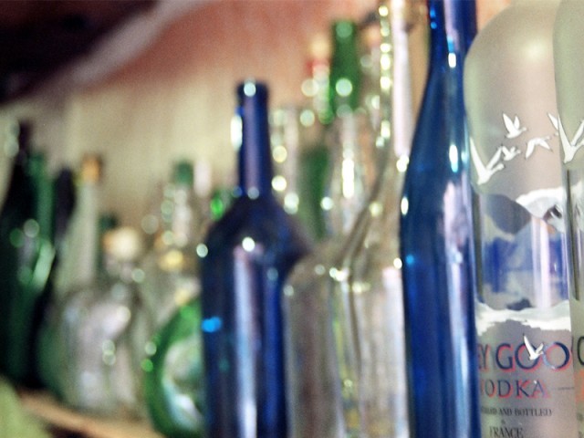 نواب شاہ میں کچی شراب پینے سے پولیس اہلکار سمیت 5 افراد ہلاک