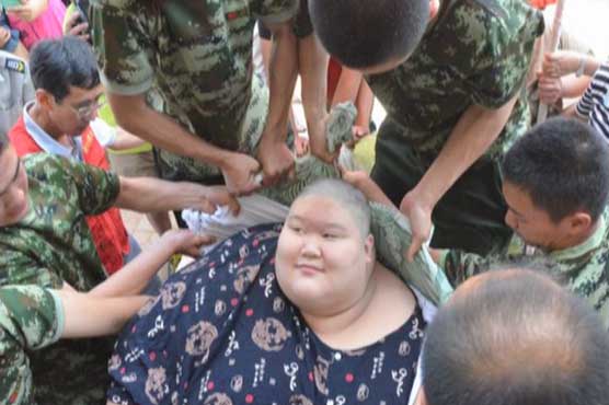 چین: 248 کلو وزنی نوجوان کو تین سال بعد فلیٹ سے باہر نکال لیا گیا