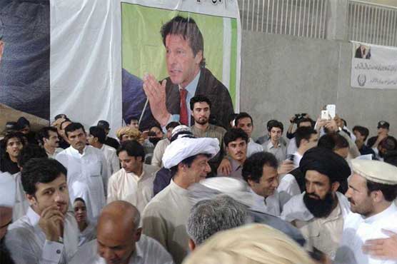 بنوں : عمران خان کی متاثرین سے ملاقات، مشکل گھڑی میں تعاون کی یقین دہانی