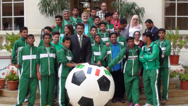 Pakistan Street Child - football team (8)