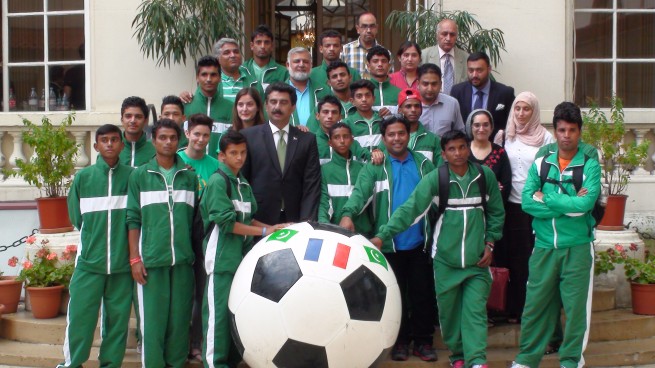 Pakistan Street Child - football team (7)